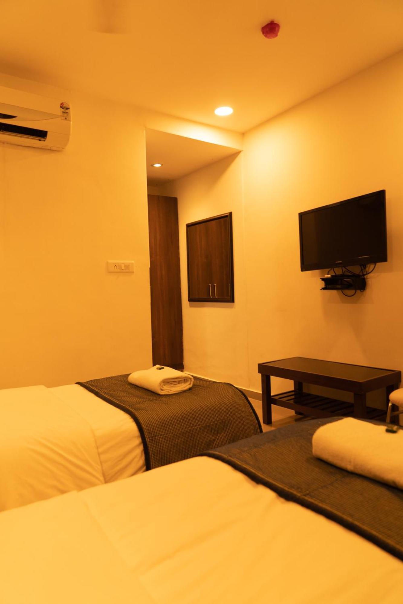 The Flamboyant Natraj Hotel Bharuch ภายนอก รูปภาพ