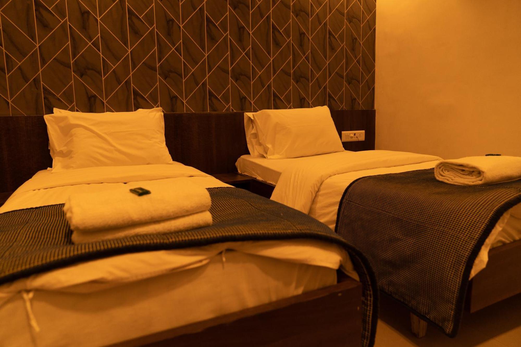 The Flamboyant Natraj Hotel Bharuch ภายนอก รูปภาพ