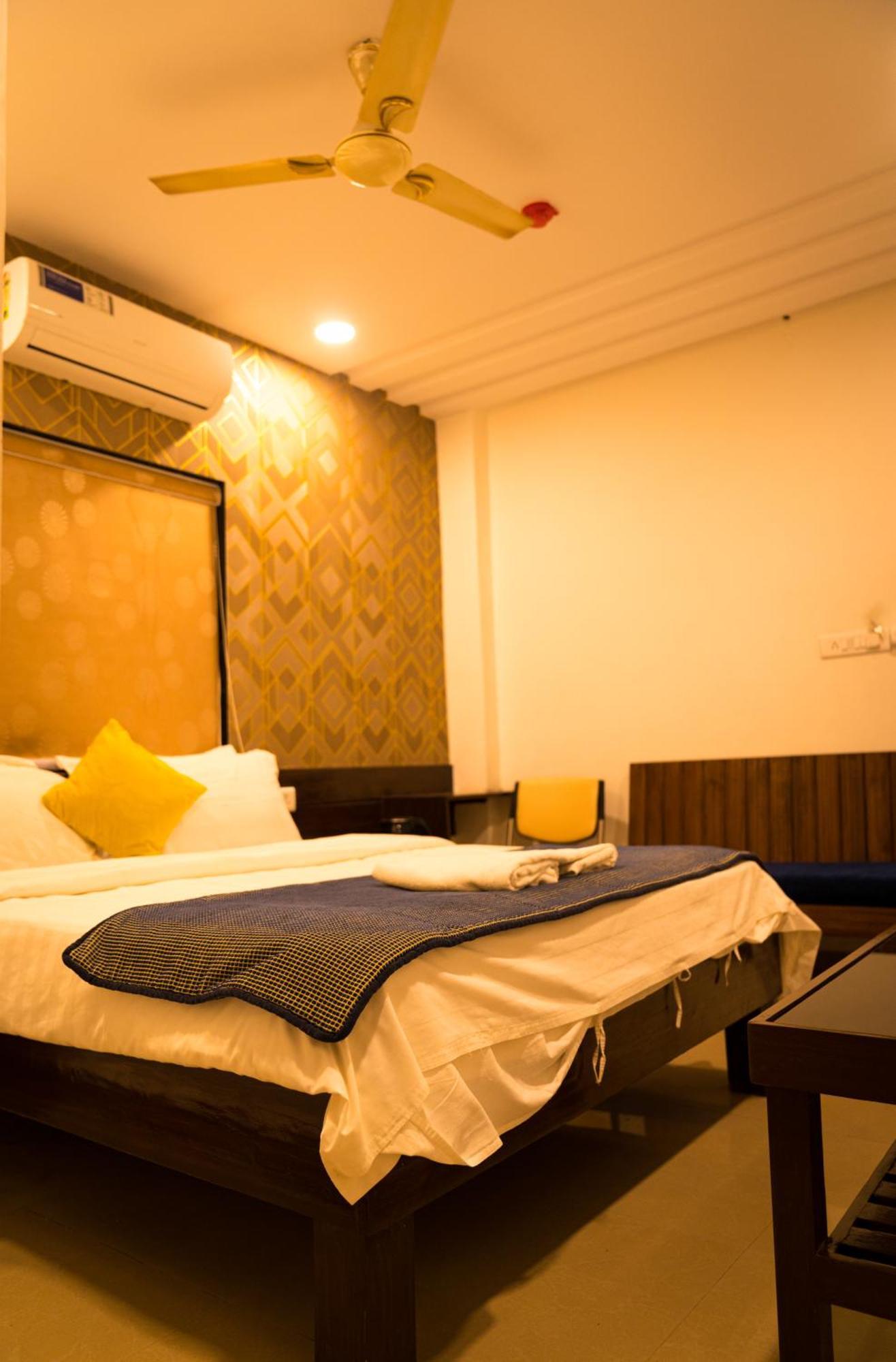 The Flamboyant Natraj Hotel Bharuch ภายนอก รูปภาพ